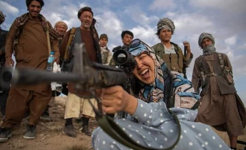 زنی که با مردسالاری افغانستان جنگید و فرمانده خط مقدم جنگ بود؛امروز اسیر طالبان شد/عکس