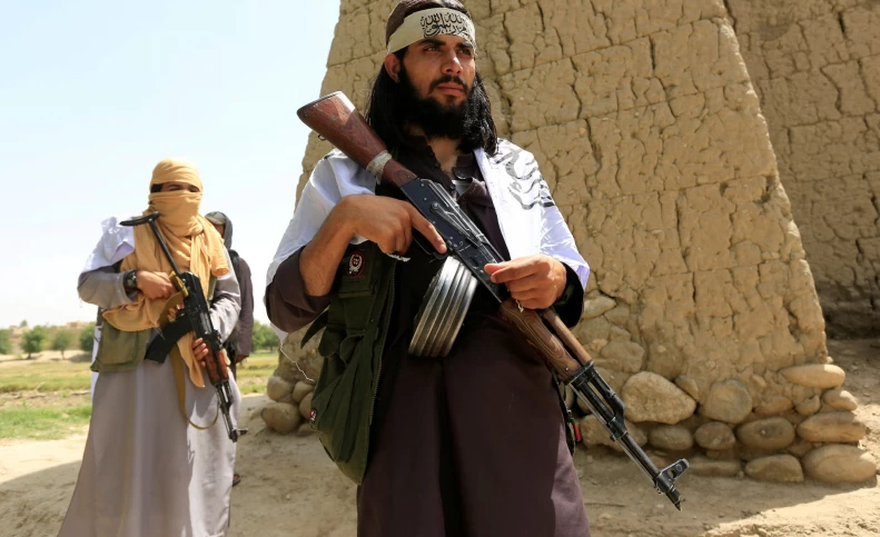 برخورد زشت و زننده طالبان با مردم افغانستان/عکس