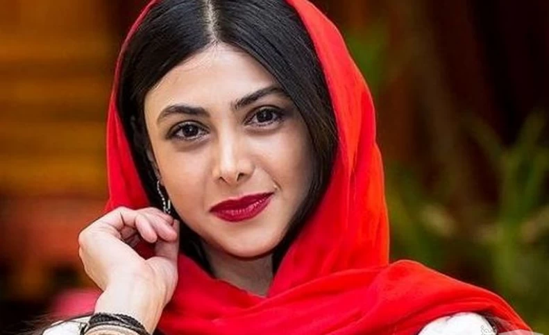 عکس دیده نشده از کودکی آزاده صمدی در آغوش مادرش