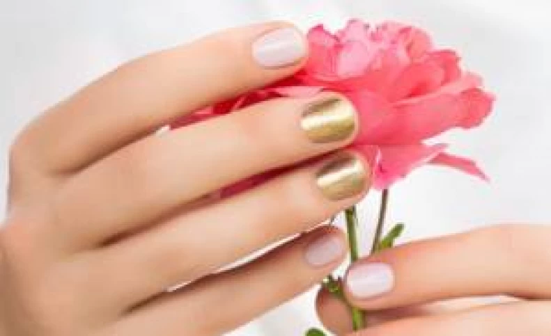 پاک کردن لاک ناخن با چند قطره آبلیمو