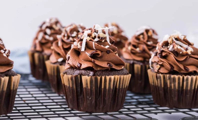 طرز تهیه کاپ کیک شکلاتی بدون فر