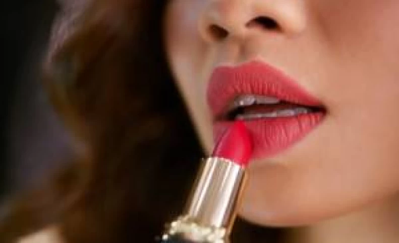 برای برجسته شدن لب اینطوری آرایش کنید
