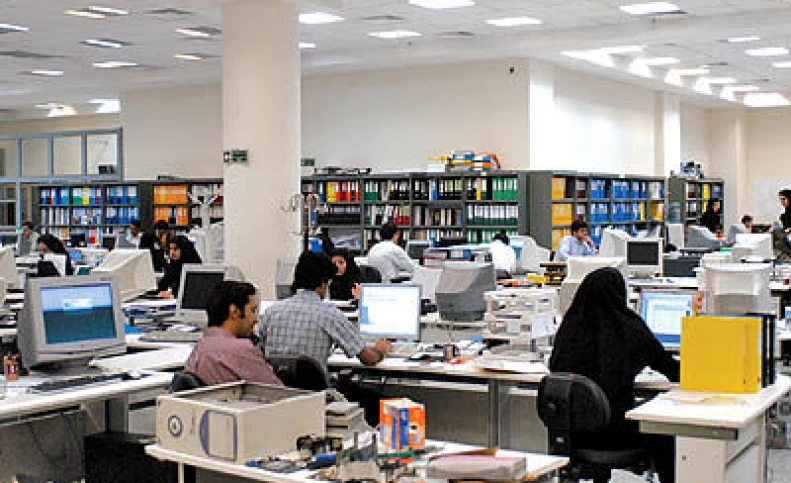 همه کارمندان دولت به محل کار خود باز می‌گردند