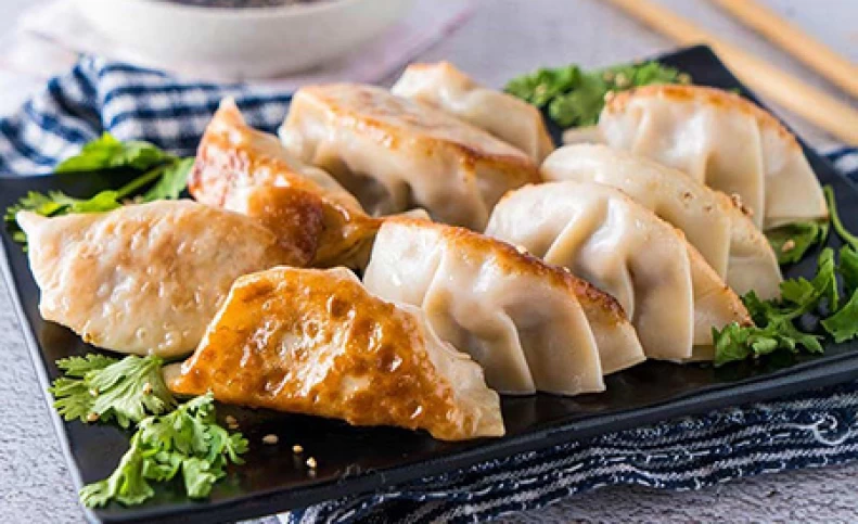 طرز تهیه پیراشکی گوشت، اسنکی ساده و خوشمزه برای دورهمی های شما!