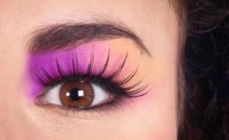 بلای مژه مصنوعی روی مژه هایتان