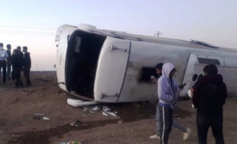 واژگونی اتوبوس در جاده ایوانکی به گرمسار