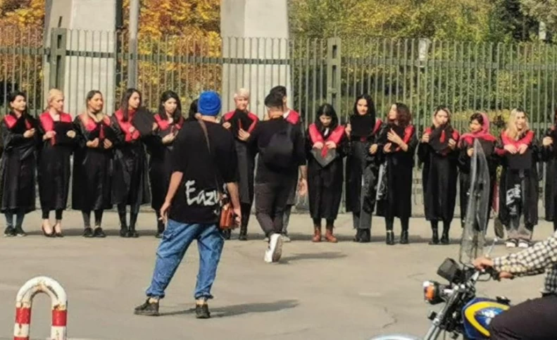 عکس جواب عکس؛ دو مدل دختر، مقابل یک دانشگاه