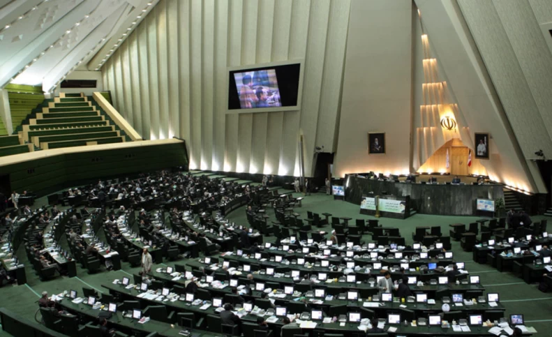 انتقاد نماینده مجلس از حضور زنان بی‌حجاب در گاندو