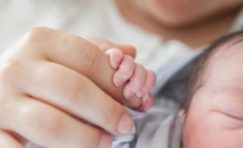 خانم دکتر باردار تنها در اتومبیلش زایمان کرد! عکس