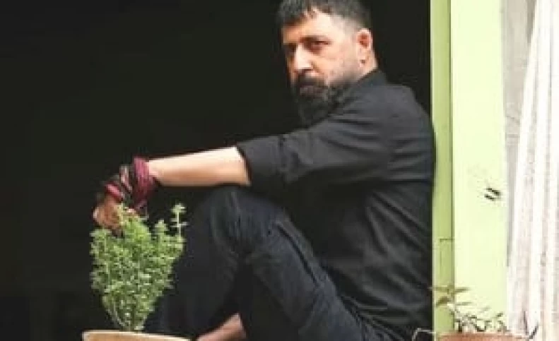 ژست جالب هومن حاجی عبداللهی در سریال خوشنام