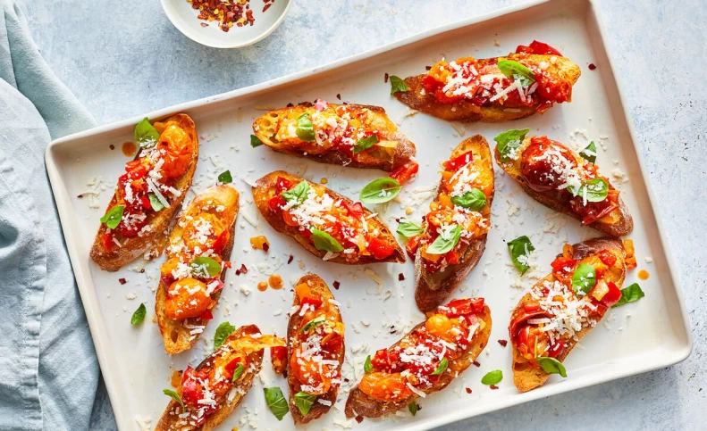 طرز تهیه بروسکت گوجه فرنگی؛ فینگرفود جذاب در کم‌ترین زمان