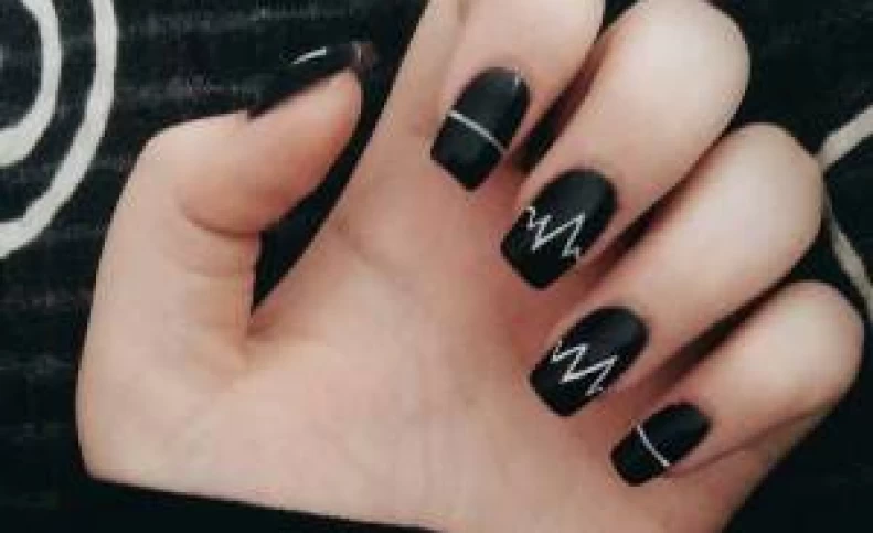 طراحی ناخن با لاک مشکی ساده و پرطرفدار