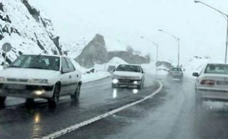 برف و باران در جاده های نیمی از استان های کشور