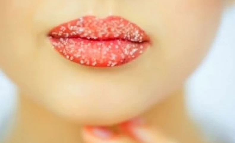 ماسک اسکرابی که روی لب معجزه می کند