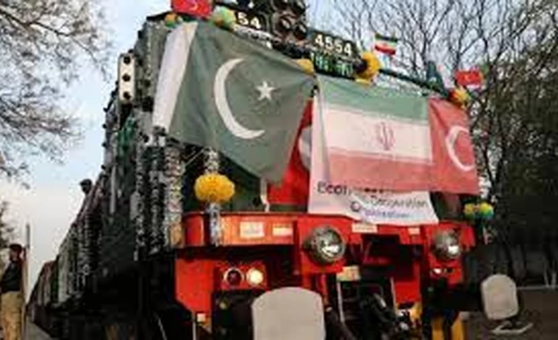 نخستین قطار مسیر اسلام آباد - تهران - استانبول حرکت کرد