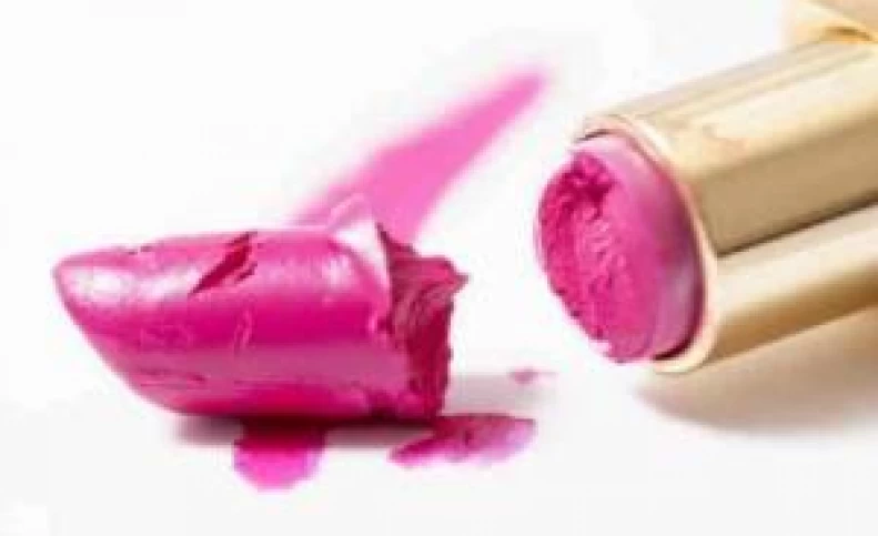 روش های نو کردن رژ لب شکسته + آموزش
