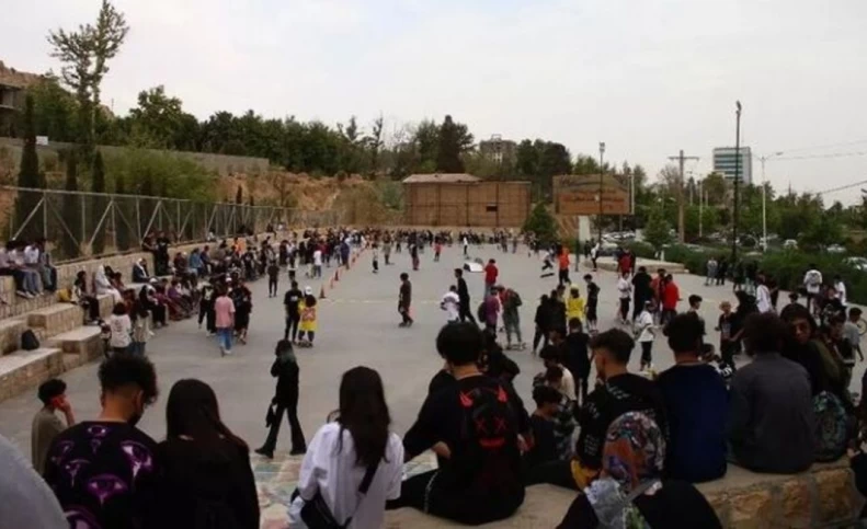 روزنامه اطلاعات: مدتی گیر دادن به مو و ابروی پسران و دختران را رها کنید