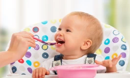 برای شروع غذای کمکی چه سنی مناسب است و چرا ؟