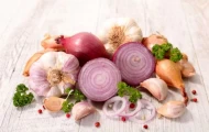 اگر این دو بیماری را دارید لب به سیر و پیاز نزنید