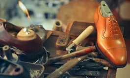 چرم، یکی از قدیمی‌ترین و محبوب‌ترین مواد استفاده شده در صنعت چرم‌کاری، به دلیل ویژگی‌های خاص و بی‌نظیر خود، همواره مورد توجه و استفاده انبوه قرار گرفته است