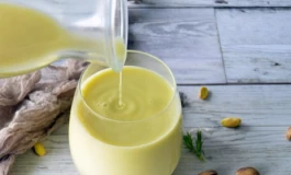 معروف ترین نوشیدنی این روزها؛ شیرپسته زعفرانی