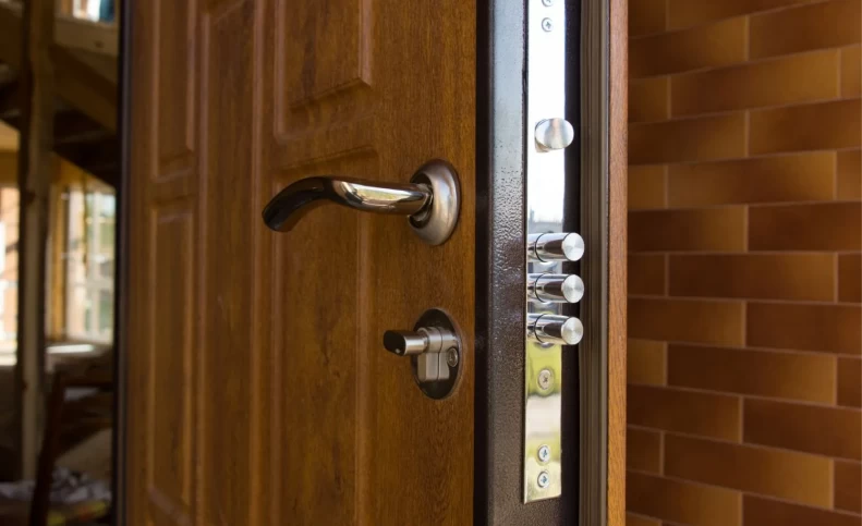 چرا درب خانه به‌سختی بسته می‌شود و نیاز به رگلاژ دارد؟