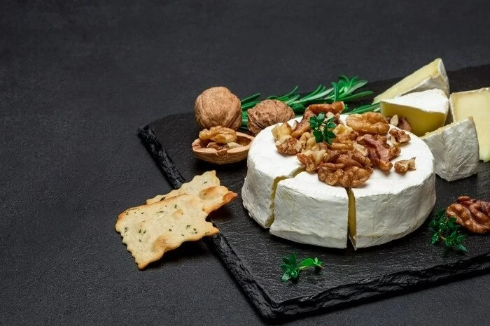 چرا باید پنیر را با گردو بخوریم ؟ پنیر